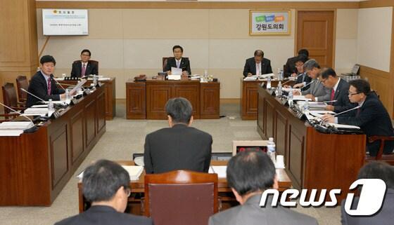 본문 이미지 - 13일 강원도의회 제 251회 정례회에서 행정감사 질의응답이 이어지고 있다.(사진제공=강원도의회) 2015.11.13/뉴스1ⓒ News1 신효재 기자