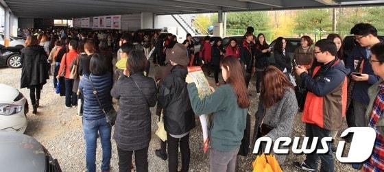 본문 이미지 - 동탄2 반도유보라 아이비파크 7.0&8.0&9.0 모델하우스에 입장하기 위해 방문객들이 대기중이다. ⓒ News1