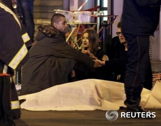 본문 이미지 - 13일(현지시간) 프랑스 파리에서 일어난 연쇄 테러로 인한 사망자의 시신이 천으로 덮혀 있다. ⓒ 로이터=뉴스1