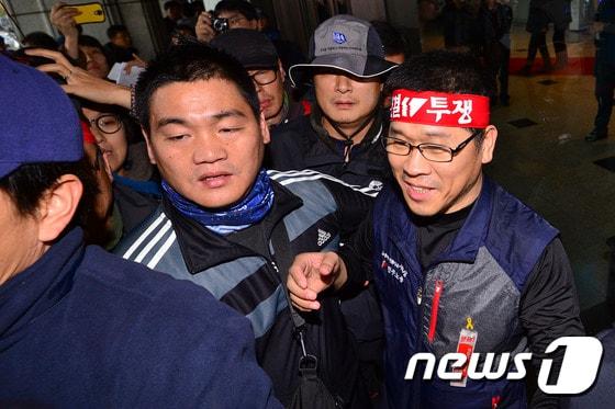 본문 이미지 - 2015년 11월14일 당시 경찰 수배 중이었던 한상균 민주노총 위원장이 서울 중구 프레스센터에서 민중총궐기 기자회견을 마친 뒤 경찰 체포를 피해 움직이고 있다. 2015.11.14/뉴스1 ⓒ News1 신웅수 기자