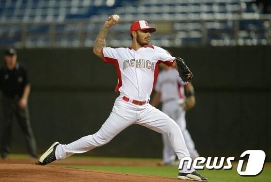 본문 이미지 - 14일 오후(현지시간) 대만 타이베이 티엔무 야구장에서 열린 2015 WBSC 프리미어12 B조 예선 4차전 대한민국과 멕시코의 경기 멕시코 선발 카리요가 역투하고 있다. 2015.11.14/뉴스1 ⓒ News1 양동욱 기자
