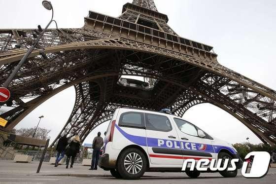 본문 이미지 - 프랑스 파리 에펠탑 앞의 경찰차. 2015.11.14 ⓒ AFP=뉴스1 ⓒ News1 최종일 기자