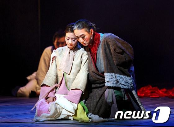 본문 이미지 - 430여년 전 경북 안동의 실존인물인 고성이씨 이응태와 부인의 애절한 사랑이야기를 다룬 뮤직씨어터 '원이엄마'가 지난 13일부터 15일까지 안동문화예술의전당 무대에서 공연을 펼치지고 있다. 2015.11.15/뉴스1 ⓒ News1 피재윤 기자