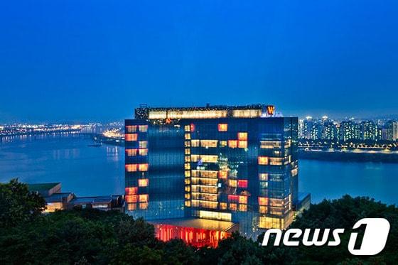 본문 이미지 - W 서울 워커힐에서는 연말을 맞아 겨울 패키지 'STOP THE CLOCK'을 론칭했다. 사진 제공/ W 서울 워커힐ⓒ News1