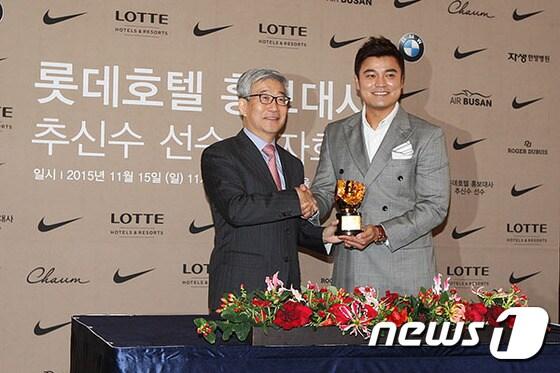 본문 이미지 - 롯데호텔 송용덕 대표이사 사장(좌)과 홍보대사 추신수 선수(우)가 기념 촬영을 하고 있다. 사진 제공/ 롯데호텔 ⓒ News1