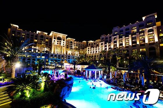 본문 이미지 - 롯데호텔제주에서는 다양한 혜택이 포함된 '아듀 더 따뜻한 겨울 유니세프 패키지'를 판매한다. 사진 제공/ 롯데호텔제주 ⓒ News1