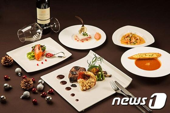 본문 이미지 - 그랜더 앰배서더 서울의 레스토랑 '카페 드셰프'는 여러 가지 조리법으로 요리된 랍스터 요리를 제공한다. 사진 제공/ 그랜드 앰배서더 서울 ⓒ News1