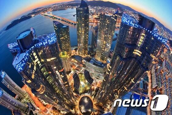 본문 이미지 - 부산의 아름다운 모습을 담은 '부산관광사진전'이 오는 11월 18일부터 서울에서 열린다. 사진은 부산 마린시티 야경. 사진 제공/ 부산시 ⓒ News1