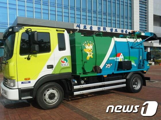 본문 이미지 - 임실군이 생활쓰레기 매립장 종료기간이 도래되고 정부의 폐기물처리시설 최적화 전략에 따라 종량제를 강력히 추진한다. 사진은 음식물쓰레기 수거차량.(임실군제공)ⓒ News1