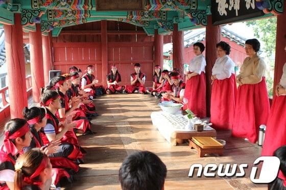 본문 이미지 - 코레일은 문화재청과 문화유산과 지역 관광을 연계한 경주 기차여행 상품을 16일 선보였다. 사진 제공/ 코레일 ⓒ News1