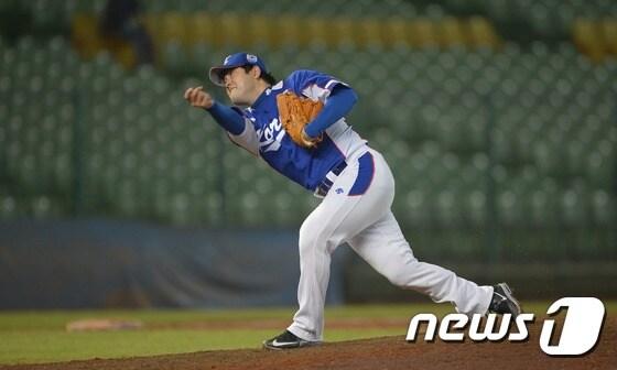 본문 이미지 - 16일 오후(현지시간) 대만 타이중 인터콘티넨탈 야구장에서 열린 2015 WBSC 프리미어12 8강전 대한민국과 쿠바의 경기 8회말 등판한 한국 투수 정대현이 역투하고 있다. 2015.11.16/뉴스1 ⓒ News1 양동욱 기자