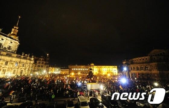 본문 이미지 - 16(현지시간) 독일 드레스덴에서  PEGIDA(페기다, 유럽의 이슬람화를 반대하는 애국적 유럽인들)  시위가 열렸다. ⓒ AFP=뉴스1