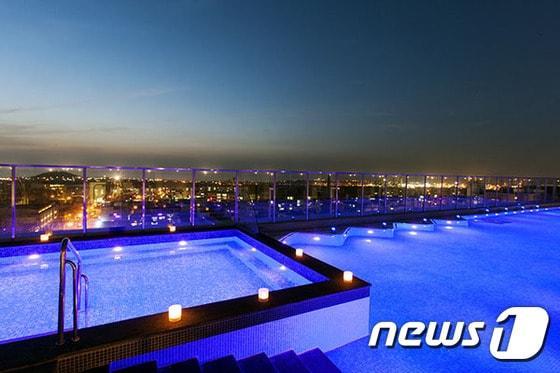 본문 이미지 - 롯데시티호텔 제주의 사계절 온수 풀은 제주 시내가 한눈에 내려다보이는 전망과 야경을 자랑한다. 사진 제공/ 롯데시티호텔 제주 ⓒ News1