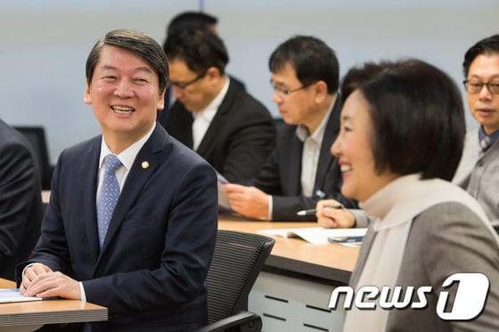 본문 이미지 - 2015년 11월 17일 당시 안철수 새정치민주연합 전 대표가 서울 여의도 국회 의원회관에서 열린 공정성장을 위한 공정3법 토론회에서 박영선 의원과 밝은 표정으로 대화를 나누고 있다. 2015.11.17/뉴스1 ⓒ News1 유승관 기자