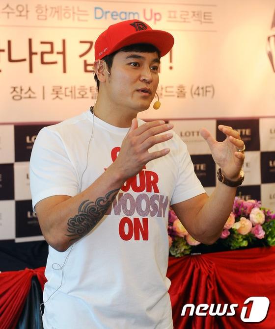 본문 이미지 - 17일 오전 부산 롯데호텔 에메랄드룸에서 열린 ‘추신수와 함께하는 Dream up 프로젝트-지금 만나러 갑니다’ 행사에서 추신수 선수가 부산의 초,중학교 야구부 학생들에게 원포인트 레슨을 하고 있다. 11.17/뉴스1 ⓒ News1 이승배 기자