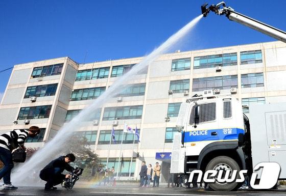 본문 이미지 - 지난해 11월17일 오전 서울 중구 서울지방경찰청 기동본부에서 경찰이 살수차 시연을 하고 있다. 2015.11.17/뉴스1 ⓒ News1 박정호 기자