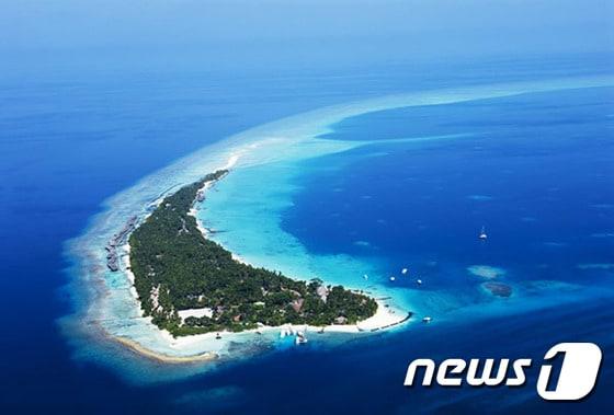 본문 이미지 - 말레 국제공항에서 서쪽으로 약 56km 떨어진 곳에 위치한 반달모양 섬 '쿠라마티'. 사진 출저/ 허니문 리조트ⓒ News1