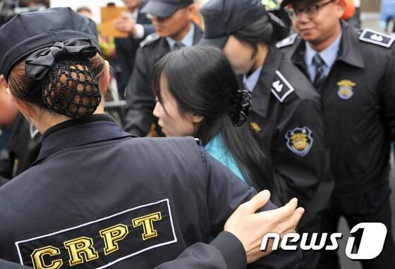 본문 이미지 - 아버지를 살해한 혐의로 교도소에 복역중인 무기수 김신혜씨(38)가 지난 2015년 11월18일 광주지방법원 해남지원 법정으로 이동하고 있다. 법원은 '친부살해 혐의' 무기수 김신혜에 대해 재심 결정을 내렸다. 2015.11.18/뉴스1 ⓒ News1