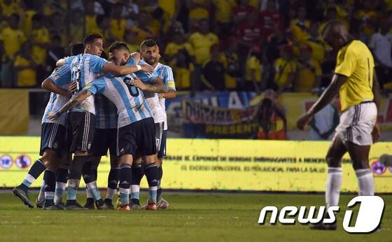 본문 이미지 - 아르헨티나가 18일(한국시간) 콜롬비아 바랑키야의 메트로폴리나토 경기장에서 열린 콜롬비아와의 2018 FIFA 러시아 월드컵 남미 지역 예선 4차전에서 1-0으로 승리했다. ⓒ AFP=News1
