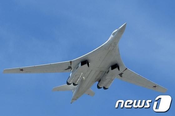 본문 이미지 - 러시아의 장거리 제트 폭격기 TU-160.ⓒ AFP=뉴스1
