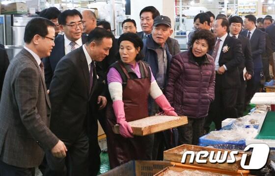 본문 이미지 - 천안시농수산물도매시장 수산경매동.ⓒ News1