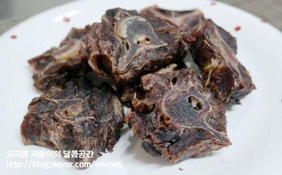 본문 이미지 - '캥거루 꼬리껌'은 피부건강에 좋은 콜라겐과 근육 탄력에 도움이 되는 콘드로이틴이 함유되어 있으며, 체지방 흡수를 저하시켜 다이어트를 하는 반려동물들에게 좋은 간식이 될 수 있다.(정보 및 사진 네이버 블로거 '오지랑 차돌이의 달콤공간' 제공)ⓒ News1