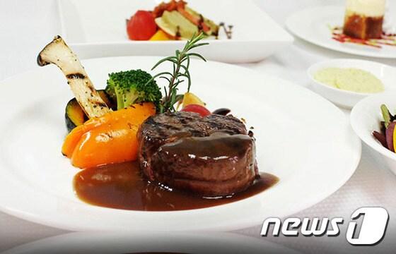 본문 이미지 - 제주 KAL 호텔은 기념일과 프로포즈를 원하는 고객을 위한 '캔들라이트 디너' 프로그램을 선보인다. 사진은 스카이라운지 '은하수'의 디너 요리. 사진 제공/ KAL 호텔 ⓒ News1