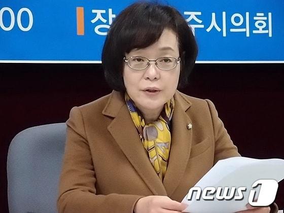 본문 이미지 - 박혜자 새정치민주연합 의원이 19일 광주시의회 3층 기자실에서 '국립아시아문화전당은 광주의 미래입니다'를 주제로 기자회견을 하고 있다.2015.11.19/뉴스1ⓒ News1 최문선 기자