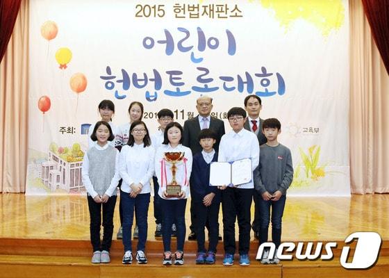 본문 이미지 - 제2회 어린이 헌법토론회 대상을 차지한 청주 직지초 학생들이 기념촬영을 하고 있다. 사진제공=청주직지초 ⓒ News1