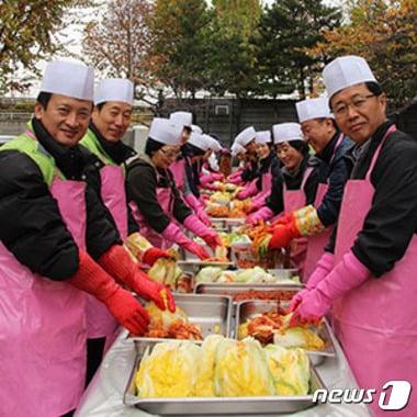 본문 이미지 - '다정다감 김장 나누기'. 이 행사에는 조형학 서울 웨스틴조선호텔 총주방장(왼쪽 첫 번째), 노상덕 신세계조선호텔 상무(왼쪽 두 번째), 유무영 서울 식약청장(가장 오른쪽) 등이 참여했다. 사진 제공/ 신세계조선호텔 ⓒ News1