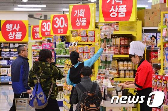 본문 이미지 - 저성장, 저물가가 지속되면서 체감 경기는 갈수록 얼어 붙고 있다.  정부는 적정 물가관리를 주요 경제정책 과제로 정했다. 2015.11.19/뉴스1 ⓒ News1 신웅수 기자