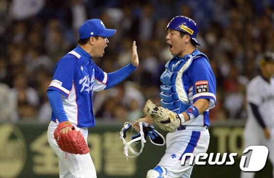 본문 이미지 - 19일 오후 일본 도쿄돔에서 열린 2015 WBSC 프리미어12 4강전 대한민국과 일본의 경기에서 4대 3으로 역전 승리를 거두며 결승행을 확정 지은 한국 선수들이 환호하고 있다. 2015.11.19/뉴스1 ⓒ News1 양동욱 기자