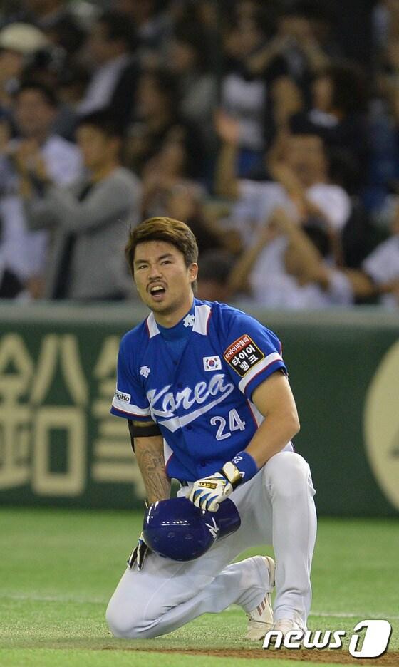 본문 이미지 - 19일 오후 일본 도쿄돔에서 열린 2015 WBSC 프리미어12 4강전 대한민국과 일본의 경기가 4대 3 한국의 승리로 끝나며 결승행을 확정지었다. 오재원이 9회초 2사 만루 홈런성 타구를 날린 뒤 아쉬워하고 있다. 2015.11.19/뉴스1 ⓒ News1 양동욱 기자