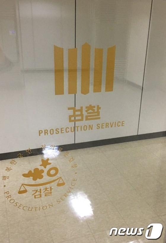 본문 이미지 - 부산지방검찰청 형사1부(부장검사 이현철)는 수업 시간에 고등학교 1학년 학생을 성희롱하고 정서적으로 학대한 혐의(아동복지법 위반)로 부산 모 고교 국어교사 A(55) 씨를 불구속기소했다고 2일 밝혔다. 김항주 기자ⓒ News1