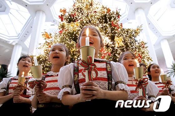 본문 이미지 - 그랜드 힐튼 서울은 송죽원 아이들과 함께 크리스마스트리 점등식을 진행한다. 사진 제공/ 그랜드 힐튼 서울 ⓒ News1
