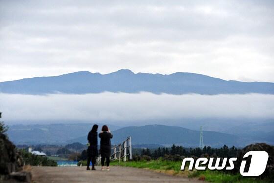 본문 이미지 - 구름 사이로 한라산이 드러나 장관을 연출하고 있다. /뉴스1