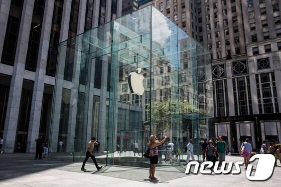본문 이미지 - 뉴욕 5번가에 위치한 애플 스토어. ⓒ AFP=뉴스1