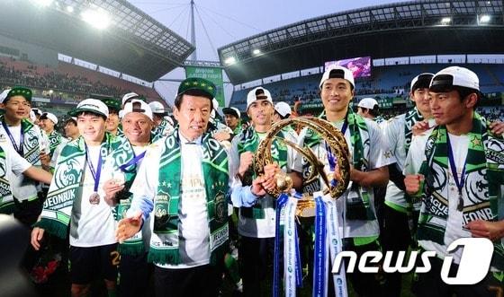 본문 이미지 - 전북현대의 전설 최철순&#40;왼쪽에서 두 번째&#41;는 최강희 감독과 현재 포옛 감독의 공통점이 많다고 견해를 밝혔다. ⓒ News1 김대웅 기자