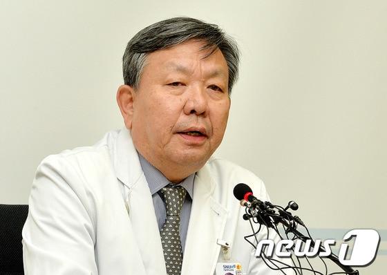 본문 이미지 - 김영삼 전 대통령이 서거한 22일 새벽 서울 종로구 서울대병원에서 오병희 서울대병원장이 김영삼 전 대통령 서거 관련 브리핑을 하고 있다. 오 병원장은