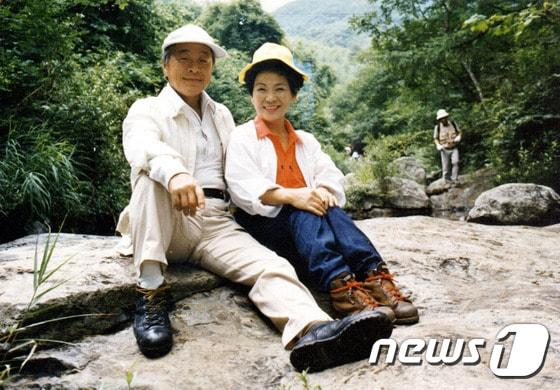 본문 이미지 - 김영삼 전 대통령 서거. 김영삼 전 대통령이 22일 오전 0시 20분께 서거했다. 향년 88세. 김영삼 전 대통령이 생전에 영부인 손명순 여사와 등산 중 다정하게 찍은 사진. (뉴스1DB) 2015.11.22/뉴스1