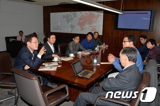 본문 이미지 - 스페인 몬드라곤 협동조합 복합체를 방문한 이재명 성남시장이 관계자로부터 운영 현황 등을 소개받고 있다.(성남시 제공)ⓒ News1