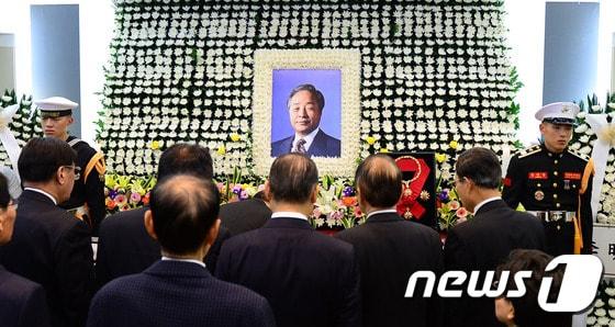 본문 이미지 - 김영삼 전 대통령이 서거한 22일 서울 종로구 서울대병원 장례식장 빈소에서 조문객들이 빈소를 찾아 조문하고 있다. (사진공동취재단) 2015.11.22/뉴스1