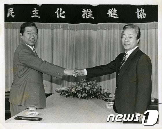 본문 이미지 - 김영삼 전 대통령이 민주화 추진협의회 공동의장인 김대중 전 대통령과 악수하고 있다. &#40;김영삼 대통령 기록관&#41;2015.11.22/뉴스1