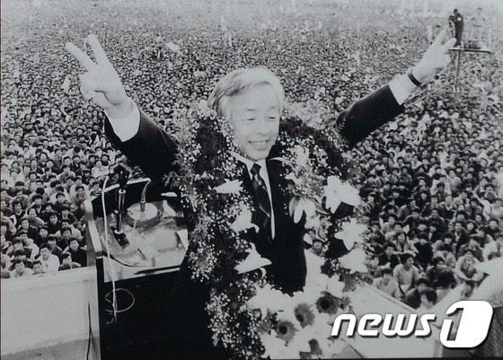 본문 이미지 - 22일 오전 0시 22분 김영삼 전 대통령이 지병으로 서거했다. 1987년 통일민주당 대선후보로 출마한 김영삼 전 대통령이 부산 수영만 유세에서 두손을 들어보이고 있다. (김영삼 대통령 기록관) 2015.11.22/뉴스1 ⓒ News1 이승배 기자