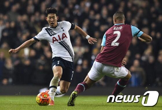 본문 이미지 - 손흥민이 23일(한국시간) 영국 런던의 화이트 하트 레인에서 열린 웨스트햄 유나이티드와의 경기에서 드리블 돌파를 하고 있다. ⓒ AFP=News1