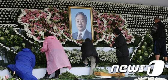 본문 이미지 - 김영삼 전 대통령 서거 이틀째인 23일 국회 본관 앞에 故 김영삼 전 대통령 국가장 분향소가 설치되고 있다.  2015.11.23/뉴스1 ⓒ News1 박지혜 기자