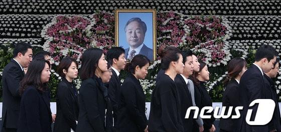 본문 이미지 - 국회 직원들이 23일 오전 국회의사단 본관 앞에 설치된 고(故) 김영삼 전 대통령 국가장 분향소에서 조문을 마친 뒤 이동하고 있다. 2015.11.23/뉴스1 ⓒ News1 박지혜 기자