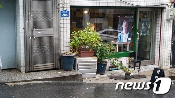 본문 이미지 - 아늑한 지역 문화 교류 공간 역할을 하는 한 동네 서점의 모습. ⓒ News1