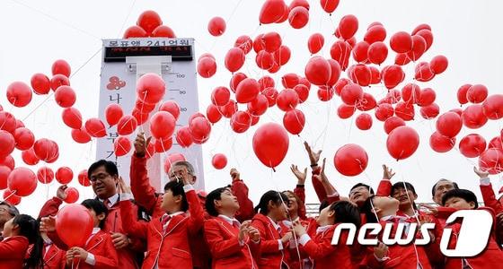 본문 이미지 - 기부 문화 확산에 대한 사회적 공감대가 커지고 있는 가운데 수백억대 기부자 황필상씨에 대한 세무당국의 고액 증여세 징수가 논란이 되고 있다.  사진은 지난 23일 오전 경기도 수원시 팔달구 도청오거리에서 열린 기부 캠페인, 사랑의 온도탑 개막식. 2015.11.23/뉴스1 ⓒ News1 이재명 기자