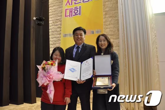본문 이미지 - 경북 안동진명학교 울림 차임벨 연주단이 '2015 경상북도 청소년자원봉사대회' 동아리 부문 대상으로 선정돼 23일 여성가족부장관상을 수상했다./사진제공=안동교육지원청 ⓒ News1
